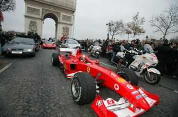 On Sunday morning Michael Schumacher and the F2004 were the main attractions of an extraordinary parade along the famous Champs Elysees