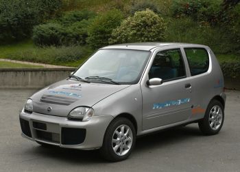 In 2001 Fiat Auto, in collaboration with the Fiat Research Centre and with the support of the Ministry of the Environment, built a first prototype - the Seicento 'Elettra H2 Fuel Cell'