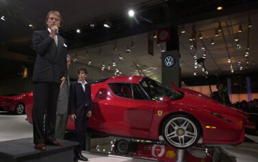 Luca di Montezemolo unveils the Ferrari Enzo