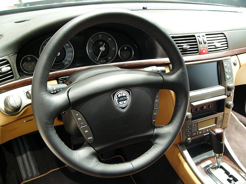 Lancia Thesis bi-colore at the 2004 Paris International Motor Show