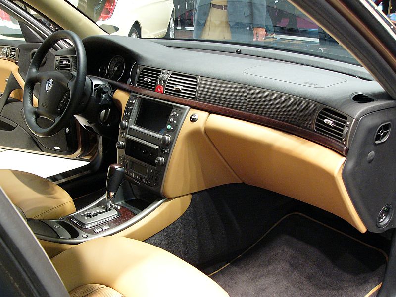 Lancia Thesis bi-colore at the 2004 Paris International Motor Show