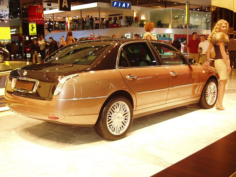 Lancia Thesis bi-colore at the 2004 Paris International Motor Show