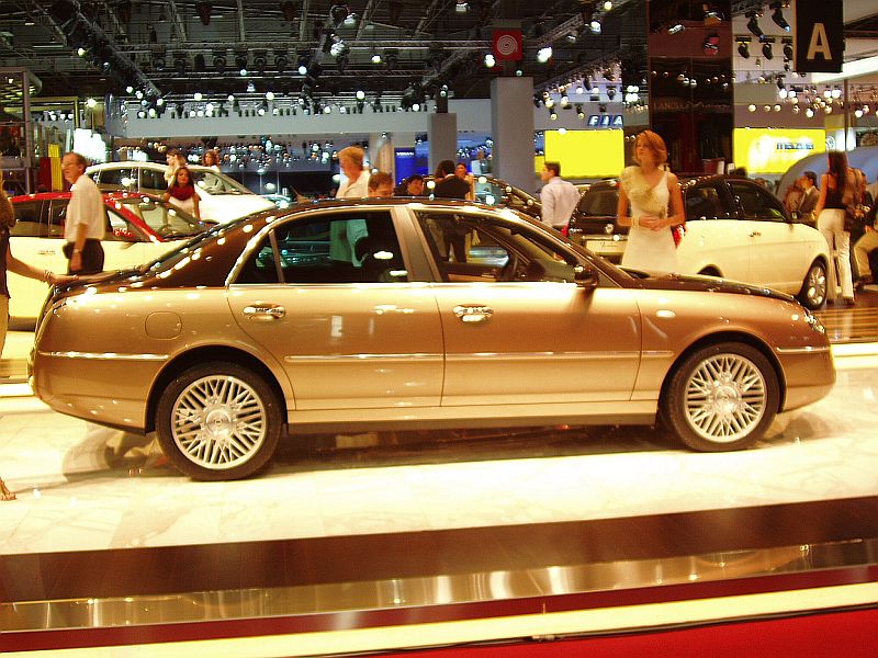 Lancia Thesis bi-colore at the 2004 Paris International Motor Show