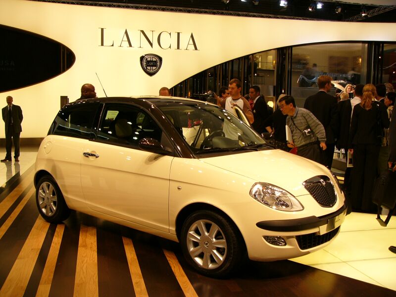 World Preview of the Lancia Ypsilon Bi-colore at the 2004 Paris Mondial de l'Automobile