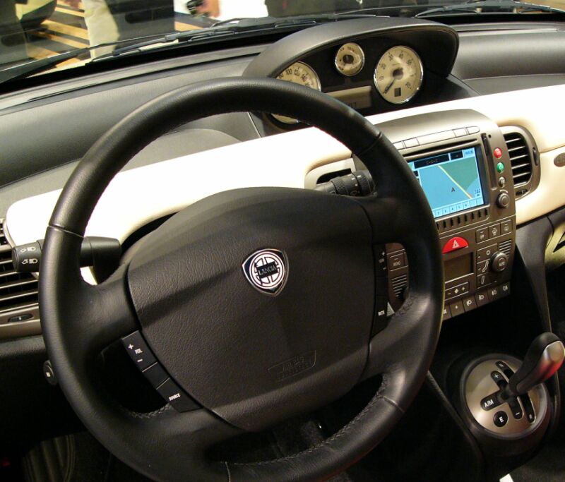 World Preview of the Lancia Ypsilon Bi-colore at the 2004 Paris Mondial de l'Automobile