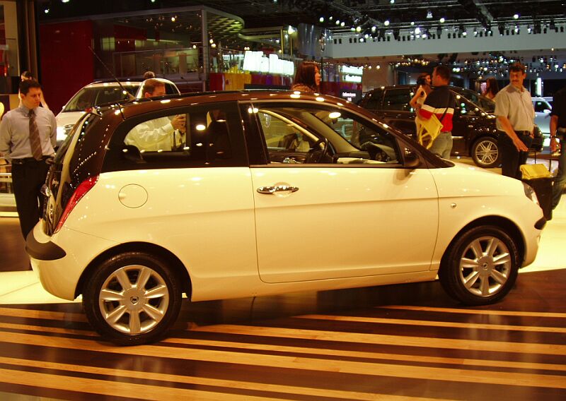 World Preview of the Lancia Ypsilon Bi-colore at the 2004 Paris Mondial de l'Automobile