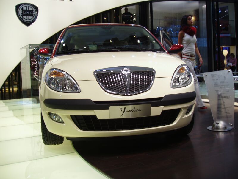 World Preview of the Lancia Ypsilon Bi-colore at the 2004 Paris Mondial de l'Automobile