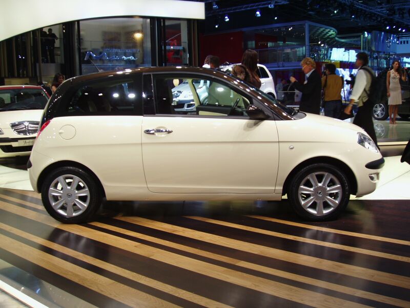 World Preview of the Lancia Ypsilon Bi-colore at the 2004 Paris Mondial de l'Automobile