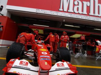 Rain soaked F1 practice action from Suzuka this morning