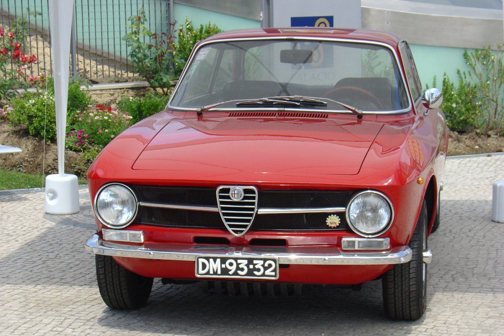 Under the motto "From 10th to 19th July , the Cuore Sportivo beats faster in the heart of Lisboa" the Alfa Romeo Clube de Portugal and the Palcio Sotto Mayor (Galerias Comerciais) presented an outstanding exhibition of important Alfa Romeo models in the heart of the Portuguese capital.