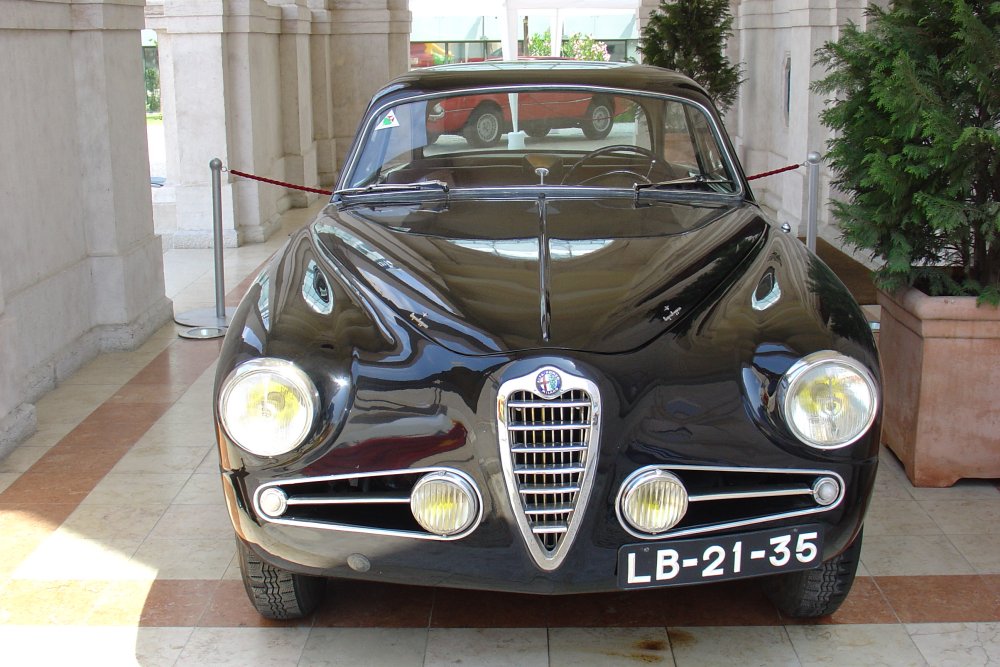 Under the motto "From 10th to 19th July , the Cuore Sportivo beats faster in the heart of Lisboa" the Alfa Romeo Clube de Portugal and the Palcio Sotto Mayor (Galerias Comerciais) presented an outstanding exhibition of important Alfa Romeo models in the heart of the Portuguese capital.