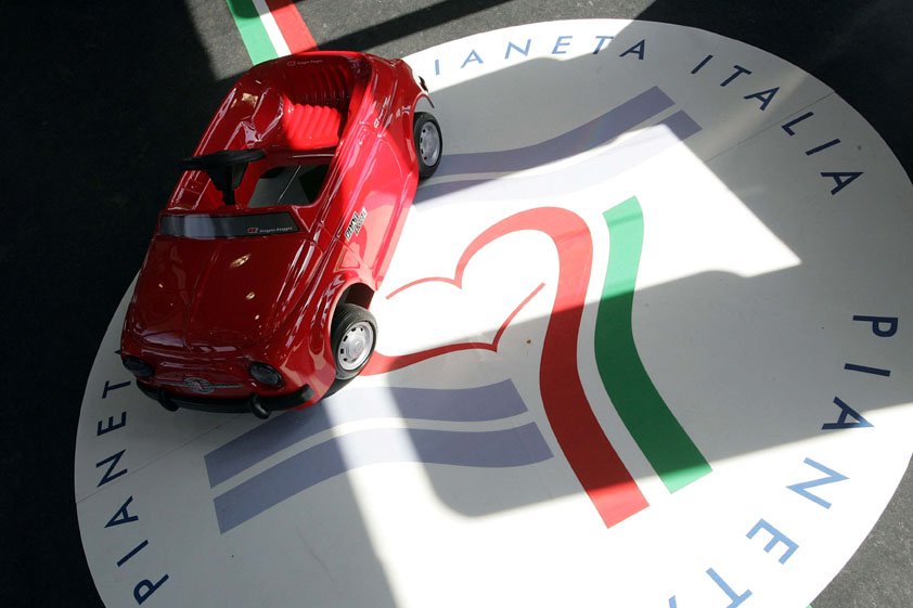 Fiat Auto and Autostrade Italia have inaugurated in the confines of the Prenestina service station the first public area dedicated to Italian style, the 'Pianeta Italia'.