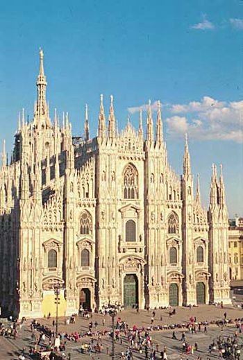 The world famous Piazza del Duomo, in the heart of Milans old city will form a stunning backdrop to the factory FIA WTCC cars, including the Alfa Romeo 156 S2000, on 7th April