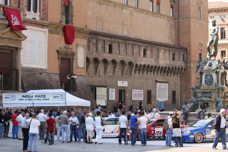 Bolognas Piazza Maggiore was a hub of activity yesterday as the FIA WTCC came to town. Ahead of rounds 7 and 8 of the championship (on Sunday in Imola) fans got to see the cars close up as well as meet some of the drivers. These included Italian aces Alessandro Zanardi, Nicola Larini, and Fabrizio Giovanardi, as well as reigning FIA ETCC champion Andy Priaulx and the Austrian driver Sascha Plderl. The autograph session was more than an hour long to ensure that as many people as possible could enjoy the rare opportunity.