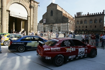 Bolognas Piazza Maggiore was a hub of activity yesterday as the FIA WTCC came to town. Ahead of rounds 7 and 8 of the championship (on Sunday in Imola) fans got to see the cars close up as well as meet some of the drivers. These included Italian aces Alessandro Zanardi, Nicola Larini, and Fabrizio Giovanardi, as well as reigning FIA ETCC champion Andy Priaulx and the Austrian driver Sascha Plderl. The autograph session was more than an hour long to ensure that as many people as possible could enjoy the rare opportunity.