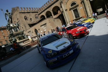 Bolognas Piazza Maggiore was a hub of activity yesterday as the FIA WTCC came to town. Ahead of rounds 7 and 8 of the championship (on Sunday in Imola) fans got to see the cars close up as well as meet some of the drivers. These included Italian aces Alessandro Zanardi, Nicola Larini, and Fabrizio Giovanardi, as well as reigning FIA ETCC champion Andy Priaulx and the Austrian driver Sascha Plderl. The autograph session was more than an hour long to ensure that as many people as possible could enjoy the rare opportunity.