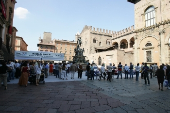 Bolognas Piazza Maggiore was a hub of activity yesterday as the FIA WTCC came to town. Ahead of rounds 7 and 8 of the championship (on Sunday in Imola) fans got to see the cars close up as well as meet some of the drivers. These included Italian aces Alessandro Zanardi, Nicola Larini, and Fabrizio Giovanardi, as well as reigning FIA ETCC champion Andy Priaulx and the Austrian driver Sascha Plderl. The autograph session was more than an hour long to ensure that as many people as possible could enjoy the rare opportunity.