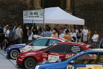 Bolognas Piazza Maggiore was a hub of activity yesterday as the FIA WTCC came to town. Ahead of rounds 7 and 8 of the championship (on Sunday in Imola) fans got to see the cars close up as well as meet some of the drivers. These included Italian aces Alessandro Zanardi, Nicola Larini, and Fabrizio Giovanardi, as well as reigning FIA ETCC champion Andy Priaulx and the Austrian driver Sascha Plderl. The autograph session was more than an hour long to ensure that as many people as possible could enjoy the rare opportunity.