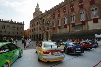 Bolognas Piazza Maggiore was a hub of activity yesterday as the FIA WTCC came to town. Ahead of rounds 7 and 8 of the championship (on Sunday in Imola) fans got to see the cars close up as well as meet some of the drivers. These included Italian aces Alessandro Zanardi, Nicola Larini, and Fabrizio Giovanardi, as well as reigning FIA ETCC champion Andy Priaulx and the Austrian driver Sascha Plderl. The autograph session was more than an hour long to ensure that as many people as possible could enjoy the rare opportunity.