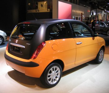 LANCIA YPSILON MOMO DESIGN