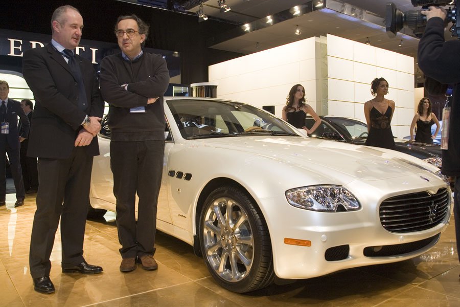 ROBERTO RONCHI AND SERGIO MARCHIONNE WITH THE MASERATI QUATTROPORTE AUTOMATIC IN DETROIT