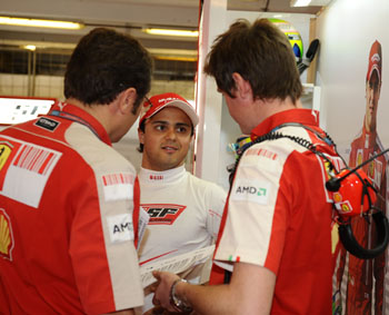 FELIPE MASSA WITH STEFANO DOMENICALI AND ROB SMEDLEY IN THE FERRARI GARAGE IN HUNGARY PRIOR TO THE ACCIDENT