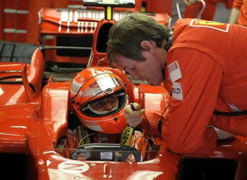 MICHAEL SCHUMACHER AND ROB SMEDLEY DURING F1 TEST