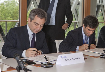 Mr Dario Scannapieco, Vice-President of the EIB (left) and Mr Giovanni De Filippis, Chief Executive Officer of Fiat Group Automobiles d.o.o., sign the 500 million euro loan at the investment bank's Luxembourg headquarters.