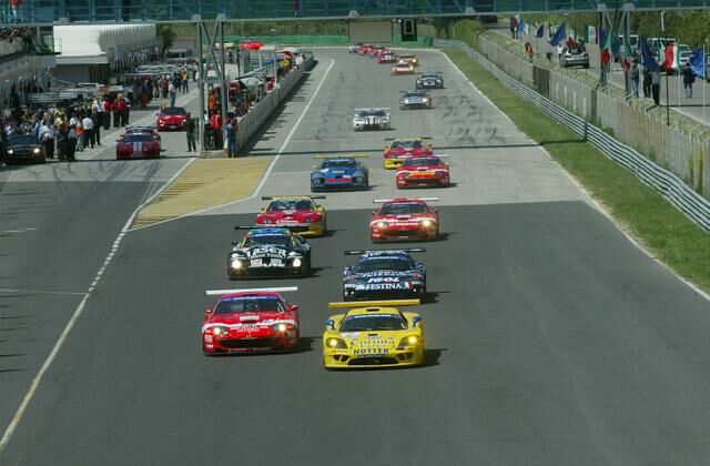 the Konrad Saleen S7-R leads the FIA GT field away at the start