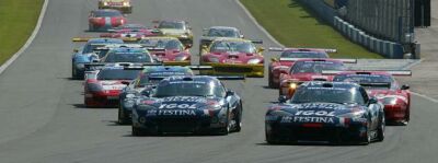 the two Force One Festina Chysler Vipers lead the field into the first bend at Donington Park