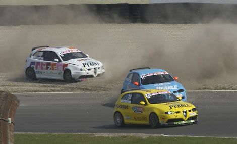 action from the opeining round of the 2003 Pearle Alfa 147GTA Challenge at Zandvoort on Sunday