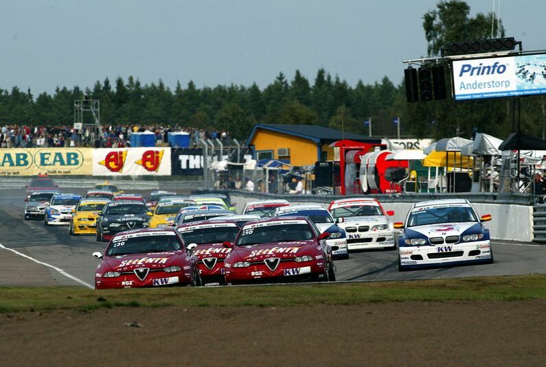 The three Autodelta Alfa Romeo 156GTA cars of Gabriele Tarquini, Nicola Larini and Roberto Colciago dispute the lead at Anderstorp